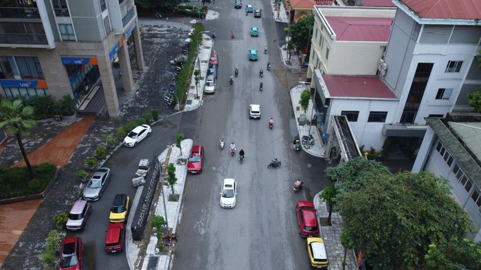 Ghi nhận của phóng viên Báo Xây dựng, tuyến đường sau khi được mở rộng lên 21m đã thay đổi diện mạo với mặt đường phẳng, vỉa hè lát đá đồng bộ, cây xanh và hệ thống hạ tầng, chiếu sáng được hoàn thiện, tạo thuận lợi cho người dân lưu thông.