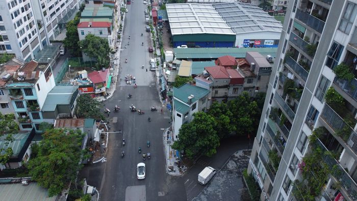 Xe máy, ô tô di chuyển thuận lợi trên tuyến đường sau khi mở rộng. 