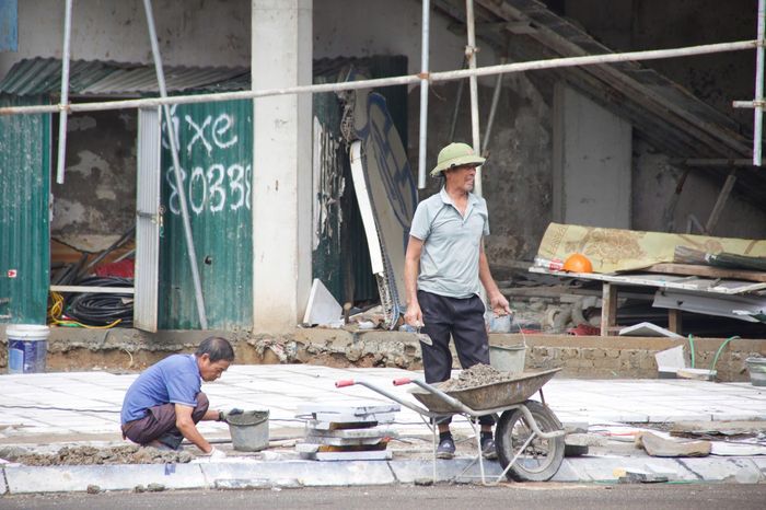 Trong ảnh đơn vị thi công đang tập trung nhân lực, máy móc để đẩy nhanh tiến độ hoàn thiện vỉa hè và các hạng mục cuối cùng.