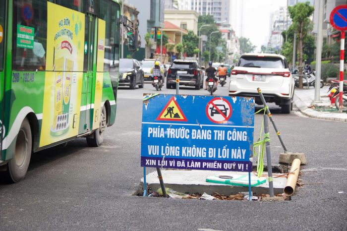 Theo Ban Quản lý dự án phường Thanh Xuân, đơn vị đang phối hợp với nhà thầu và Sở Xây dựng Hà Nội hoàn thiện các hạng mục còn lại như vỉa hè, tổ chức giao thông, sơn kẻ vạch đường. Dự kiến, toàn bộ công việc sẽ hoàn thành trong tháng 7/2026.