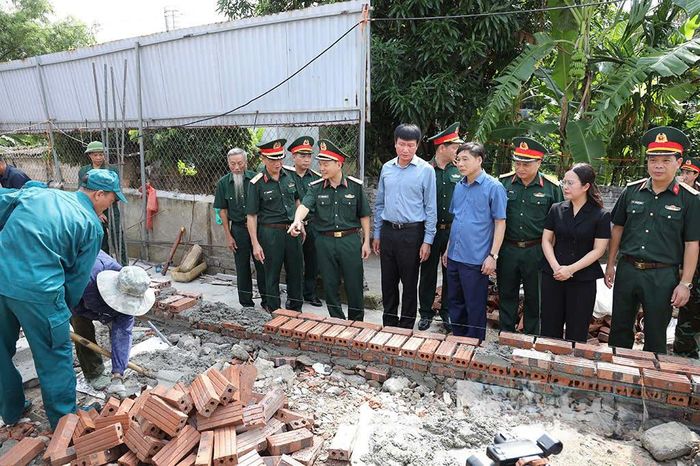 Đoàn công tác kiểm tra tiến độ xây dựng nhà ở gia đình anh Nguyễn Đình Hơn ở thôn Trinh Nữ, xã Yên Mô (Ảnh: Báo Ninh Bình).
