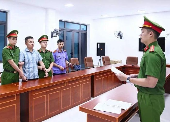 Công an tỉnh Tuyên Quang thi hành lệnh giữ người trong trường hợp khẩn cấp đối với Nguyễn Hà Duy - Ảnh: CATQ.