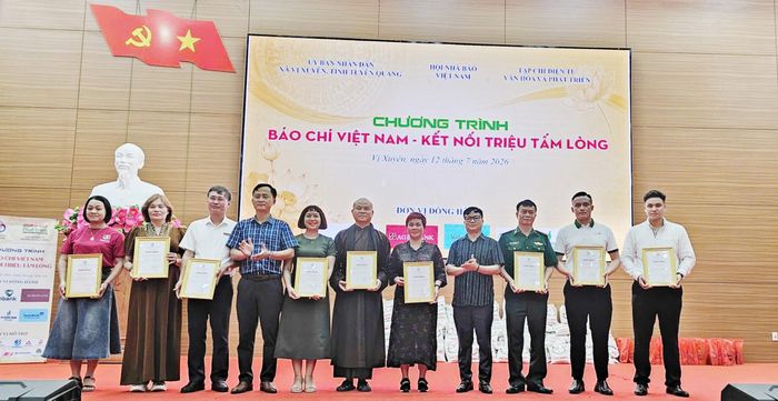 Ban Tổ chức chương trình trao chứng nhận cho các đơn vị đồng hành cùng chương trình