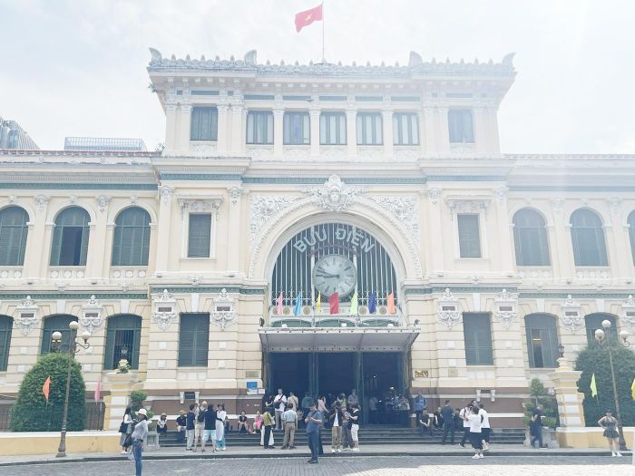 Du khách tham quan Bưu điện TP. Hồ Chí Minh. Ảnh: Bình Minh