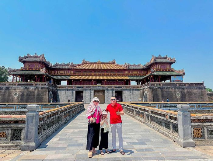 Du khách lưu lại kỉ niệm khi đến tham quan Đại Nội Huế