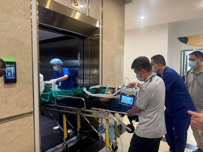 Trong suốt quá trình vận chuyển, bệnh nhân được duy trì thở máy.