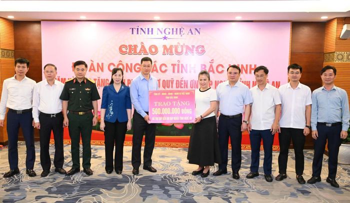 Các đại biểu tỉnh Bắc Ninh trao tặng kinh phí hỗ trợ Quỹ Đền ơn đáp nghĩa tỉnh Nghệ An.