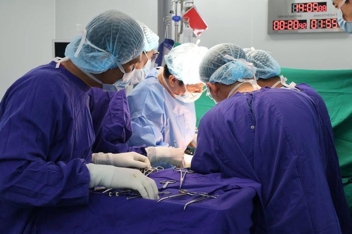 Ê-kíp bác sĩ Vinmec Cần Thơ thực hiện phẫu thuật cắt gan cho người bệnh.