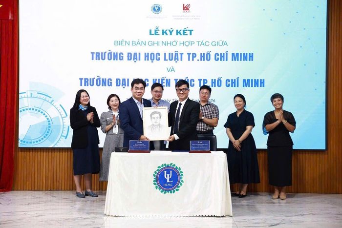Lãnh đạo Trường Đại học Luật TP.HCM và Trường Đại học Kiến trúc TP.HCM thực hiện việc ký kết Biên bản ghi nhớ hợp tác tại chương trình