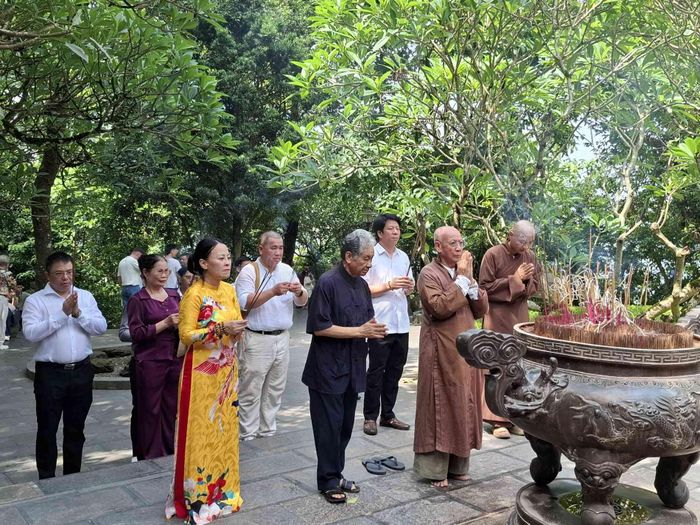  Thầy Huyền Diệu, PGS.TS Trương Mạnh Tiến (giữa) và bà Phạm Thị Oanh dâng hương tại Đền Hùng. 