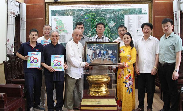  Đoàn về nguồn trao tặng Ban quản lý Khu di tích lịch sử Đền Hùng bức ảnh trồng cây bồ đề năm 2000. 