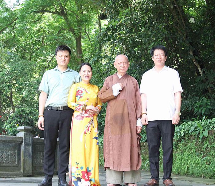  Thầy Huyền Diệu cùng cán bộ Khu di tích lịch sử Đền Hùng. 