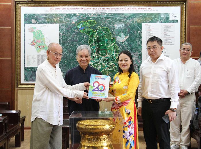  Thầy Huyền Diệu và PGS.TS Trương Mạnh Tiến; Tổng Biên tập Tạp chí Kinh tế Môi trường, Nhà báo Nguyễn Tường Quân trao tặng Ban Quản lý Khu di tích ấn phẩm Tạp chí Kinh tế Môi trường số đặc biệt chào mừng 20 năm thành lập Tạp chí. 