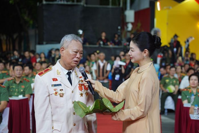 Chia sẻ tại chương trình, Thiếu tướng Nguyễn Xuân Hà cho biết: ""Đồng bào dân tộc Tây Nguyên khi ấy còn nhiều khó khăn. Chúng tôi cũng sẻ với đồng bào những bữa ăn, viên thuốc cũng như cuộc sống hằng ngày, làm cho quần chúng hiểu được chủ trương, chính sách của Đảng, Nhà nước, hiểu rõ âm mưu, ý đồ của các thế lực thù địch, nhất là lực lượng FULRO để cùng đấu tranh, phát hiện, bóc gỡ các cơ sở ngầm cài cắm trong dân, từ đó xây dựng phong trào toàn dân bảo vệ an ninh Tổ quốc, giữ gìn an ninh trật tự ở vùng đồng bào dân tộc thiểu số".