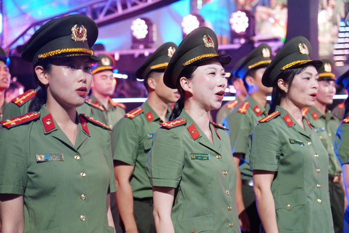 Trong không khí ngập tràn niềm tự hào, những lời ca về Tổ quốc và người chiến sĩ Công an nhân dân được hàng nghìn cán bộ, chiến sĩ hòa giọng ngân vang, lan tỏa cảm xúc thiêng liêng giữa Quảng trường Đông Kinh Nghĩa Thục.