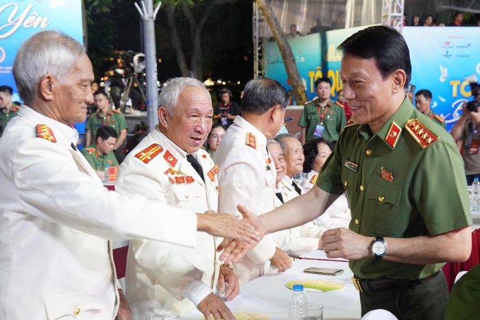 Đó cũng là lời tri ân sâu sắc dành cho những người đã đặt lợi ích của Tổ quốc, của nhân dân lên trên hết, góp phần giữ vững độc lập, chủ quyền, bảo vệ cuộc sống bình yên của đất nước.