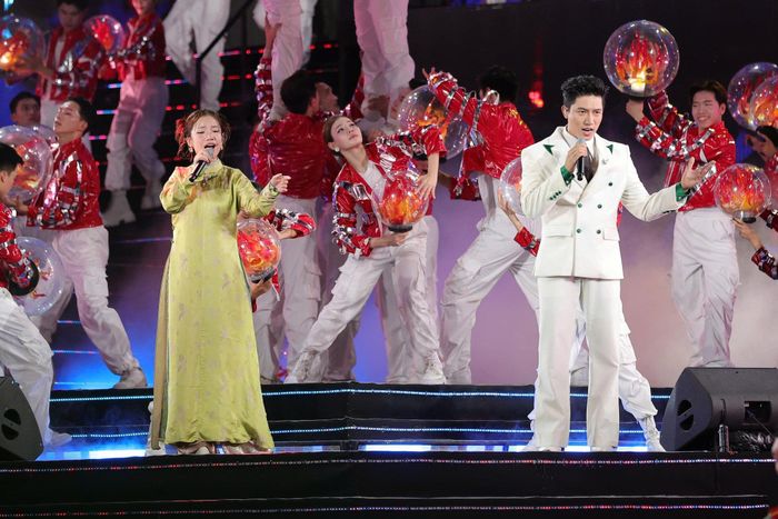 Bên cạnh những hoạt cảnh, phóng sự tư liệu và phần trình diễn sân khấu công phu, Gala quy tụ nhiều nghệ sĩ được khán giả yêu mến như Hồng Nhung, Phạm Thu Hà, Ngọc Anh, Hoàng Bách, Lâm Bảo Ngọc, Anh Tú cùng các tập thể nghệ thuật thuộc lực lượng Công an nhân dân.