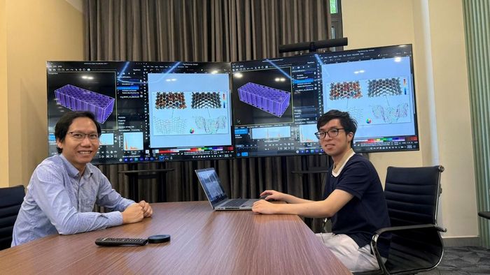 Đoàn Minh Quân trao đổi kết quả nghiên cứu khoa học cùng thầy hướng dẫn - PGS.TS Lê Văn Lịch tại Trường Đại học VinUni. Ảnh: NVCC