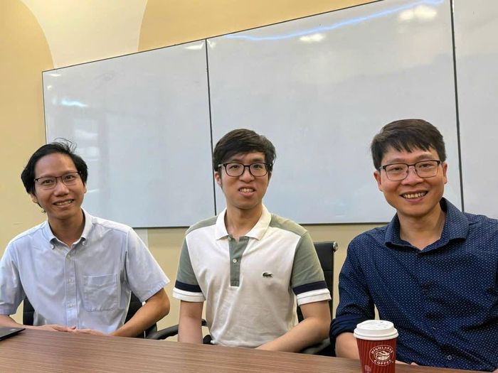 Đoàn Minh Quân cùng PGS.TS Lê Văn Lịch (ngoài cùng bên trái). Ảnh: NVCC