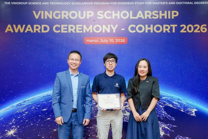 Đoàn Minh Quân nhận học bổng của Tập đoàn VinGroup cho chương trình PhD tại Đại học Hoàng Gia London (Imperial College London). Ảnh: NVCC