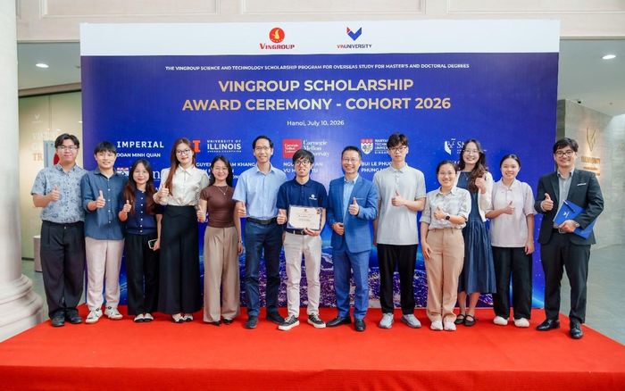 Đoàn Minh Quân chia sẻ niềm vui cùng các thành viên Trung tâm Đổi mới Công nghệ Vật liệu-Đại học VinUni (CMIT). Ảnh: NVCC