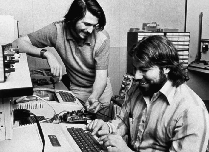 Ông Steve Wozniak, cựu sinh viên Đại học UC Berkeley (bên phải), và người đồng sáng lập Apple, Steve Jobs, đang mày mò với nguyên mẫu máy tính cá nhân của họ vào năm 1975. Hệ sinh thái Thung lũng Silicon, nơi sản sinh ra công trình của họ, phần lớn được hình thành nhờ nguồn tài trợ của chính phủ liên bang để phát triển công nghệ quốc phòng. Ảnh: UC Berkeley Graduate Division