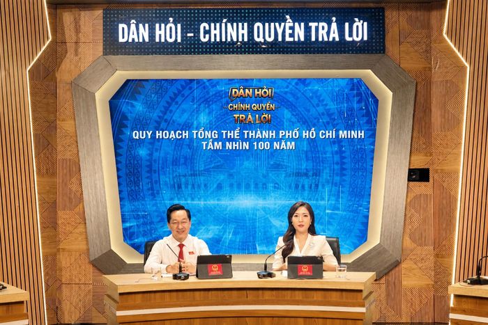 Chương trình Dân hỏi - Chính quyền trả lời do Thường trực HĐND thành phố Hồ Chí Minh tổ chức sáng 12/7