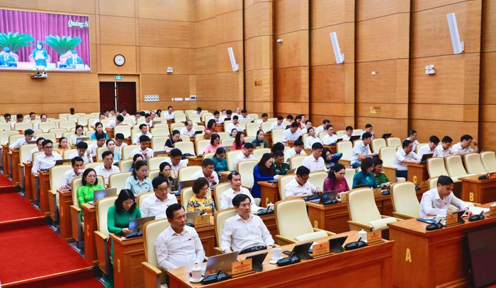 Đại biểu HĐND tỉnh tham dự kỳ họp. Ảnh: T. Nguyên