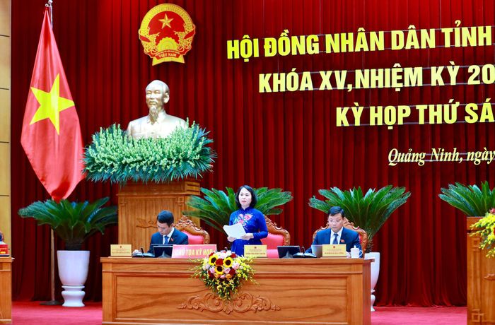 Phó Bí thư Thường trực Tỉnh ủy, Chủ tịch HĐND tỉnh Quảng Ninh Trịnh Thị Minh Thanh và Đoàn chủ tọa điều hành kỳ họp. Ảnh: T. Nguyên