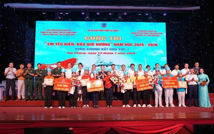 Các đại biểu chụp ảnh lưu niệm với các đội thi