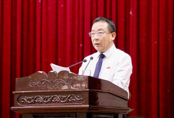 Phó Chủ tịch UBND tỉnh Nguyễn Văn Đệ báo cáo tóm tắt nội dung tờ trình, dự thảo Nghị quyết do UBND tỉnh trình tại kỳ họp
