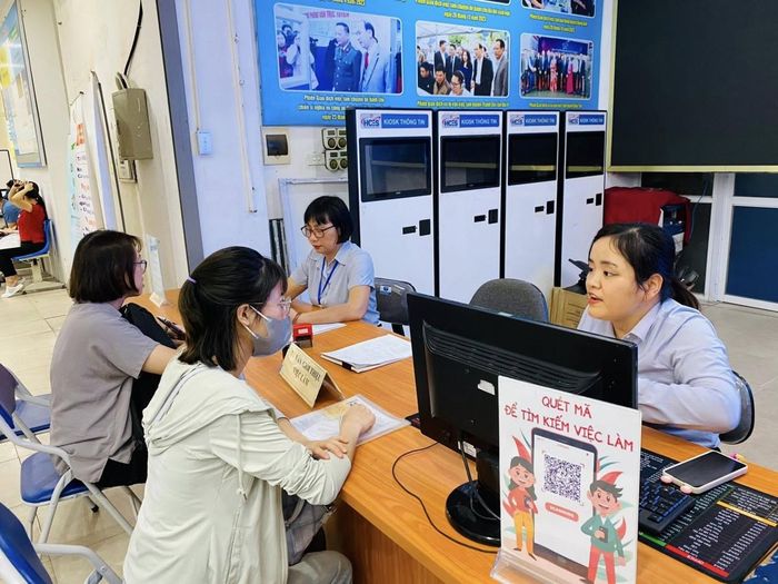 Người lao động tại một phiên giao dịch việc làm. Ảnh Tuệ An