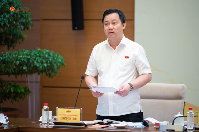 Phó Chủ nhiệm Ủy ban Dân nguyện và Giám sát Cao Mạnh Linh phát biểu tại phiên họp