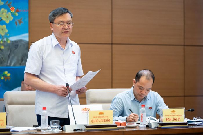 Phó Chủ tịch Hội đồng dân tộc Quàng Văn Hương phát biểu tại phiên họp