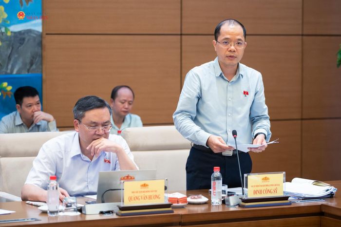 Phó Chủ nhiệm Ủy ban Quốc phòng, An ninh và Đối ngoại Đinh Công Sỹ trình bày Tờ trình dự thảo Nghị quyết