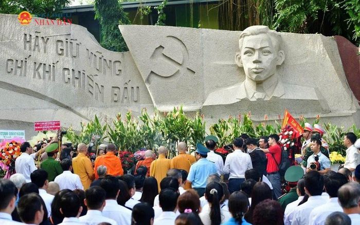 Đoàn đại biểu dâng hoa tưởng niệm Cố Tổng Bí thư Trần Phú và các Anh hùng liệt sĩ tại Công viên Lê Thị Riêng