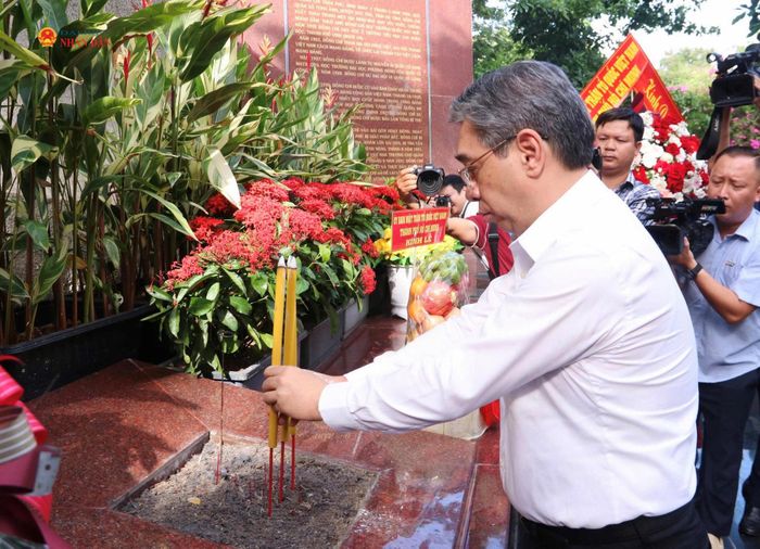 Phó Bí thư Thành ủy, Chủ tịch Ủy ban MTTQ Việt Nam TP. Hồ Chí Minh Nguyễn Phước Lộc dâng hương tưởng niệm Tổng Bí thư Trần Phú và các Anh hùng liệt sĩ