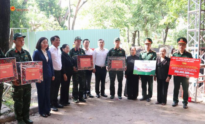 Phó bí thư Thành ủy Nguyễn Phước Lộc thăm và trao quà cho lực lượng tìm kiếm, quy tập hài cốt liệt sĩ tại công viên Lê Thị Riêng