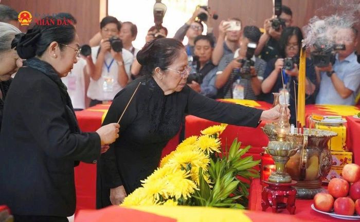 Nguyên Phó chủ tịch Quốc hội, GS.TS.BS Nguyễn Thị Ngọc Phượng thắp hương cho các anh hùng liệt sĩ tại công viên Lê Thị Riêng