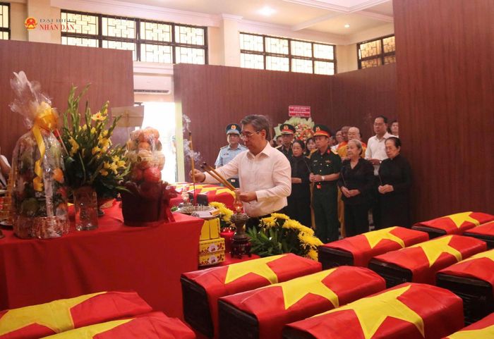 Đoàn đại biểu dâng hương tưởng niệm Chủ tịch Hồ Chí Minh và tri ân các Anh hùng liệt sĩ được tìm thấy, quy tập tại khu vực Công viên Lê Thị Riêng