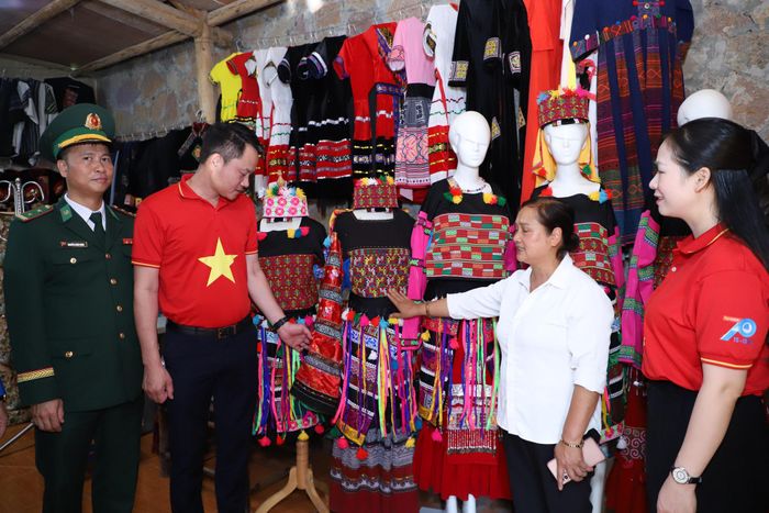 Các đại biểu tham quan tìm hiểu về đời sống của người dân địa phương.