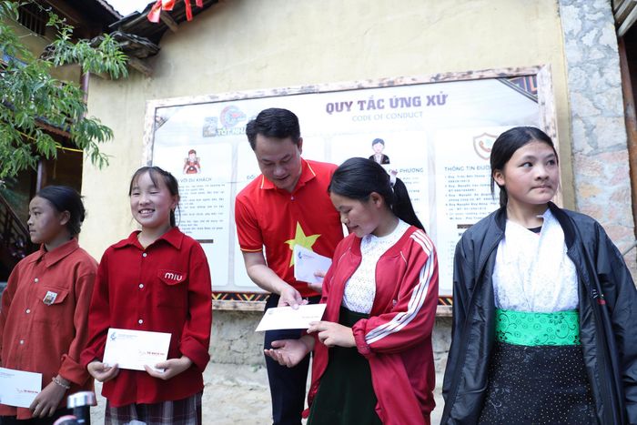 Đồng chí Nguyễn Kim Quy trao phần quà ý nghĩa cho người dân địa phương.