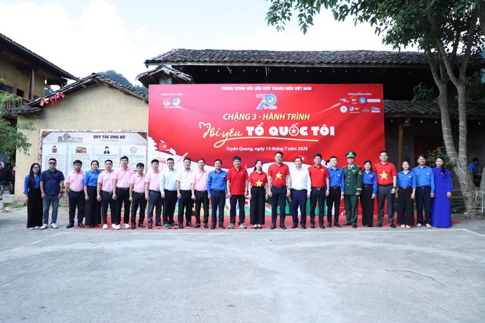 Các đại biểu chụp ảnh lưu niệm tại chương trình.