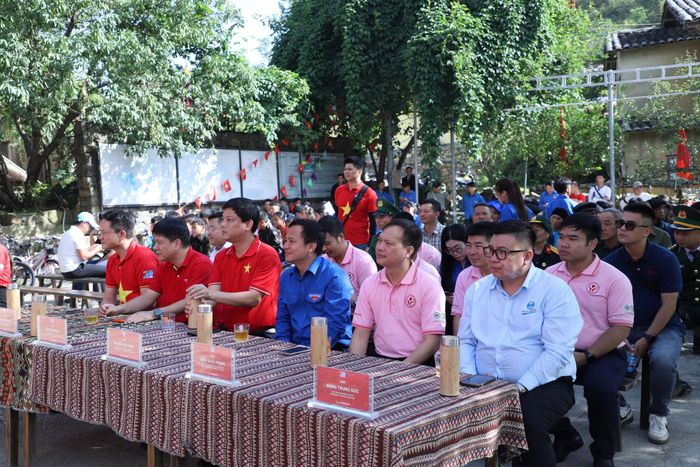Các đại biểu tham dự chương trình.