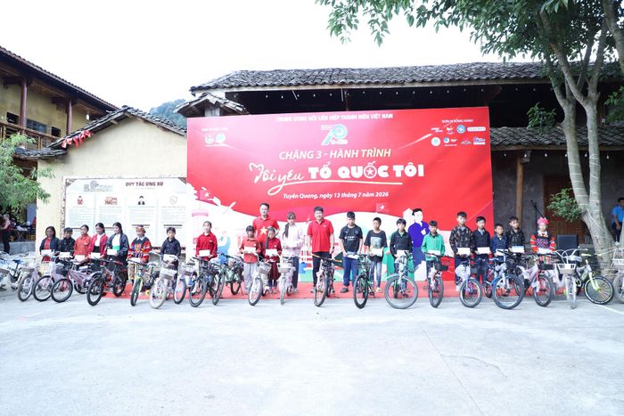 Tại chương trình, Trung ương Hội LHTN Việt Nam cùng các đơn vị đồng hành đã trao 28 phần quà tặng gia đình thương binh, bệnh binh và gia đình chính sách; trao 23 suất học bổng cho học sinh có hoàn cảnh khó khăn của Trường Phổ thông dân tộc bán trú Trung học cơ sở Lũng Cú, mỗi suất gồm xe đạp, quà và tiền mặt.