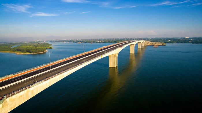 Cầu Cửa Đại giữ vai trò kết nối trục hạ tầng ven biển, tạo động lực phát triển khu vực.