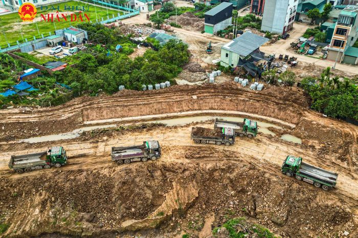 Các tuyến đường công vụ chạy xuyên công trường giúp phương tiện cơ giới tiếp cận nhiều khu vực thi công cùng lúc