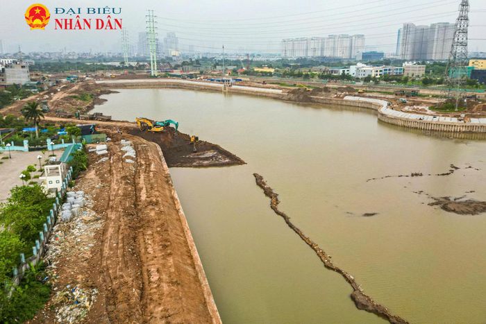Theo ghi nhận, phần lớn diện tích lòng hồ đã được đào sâu, hình thành các vùng trũng chứa nước cùng hệ thống đường công vụ phục vụ thi công