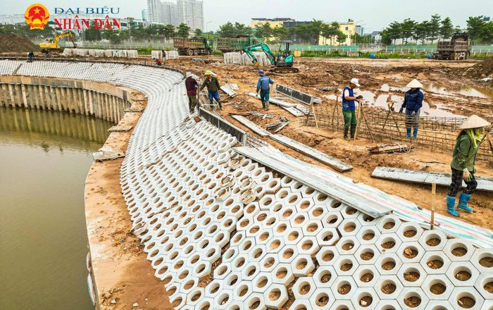 Các hạng mục đóng cừ, lắp đặt kè và hạ tầng kỹ thuật tại hồ điều hòa Yên Nghĩa 1 đang được triển khai đồng bộ để bảo đảm tiến độ hoàn thành