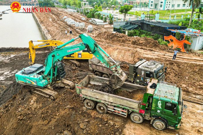 Hồ được thiết kế mực nước sâu 4m, hệ thống bờ kè bao quanh dài 2,5km cùng cống điều tiết 3x3m kết nối linh hoạt với kênh La Khê